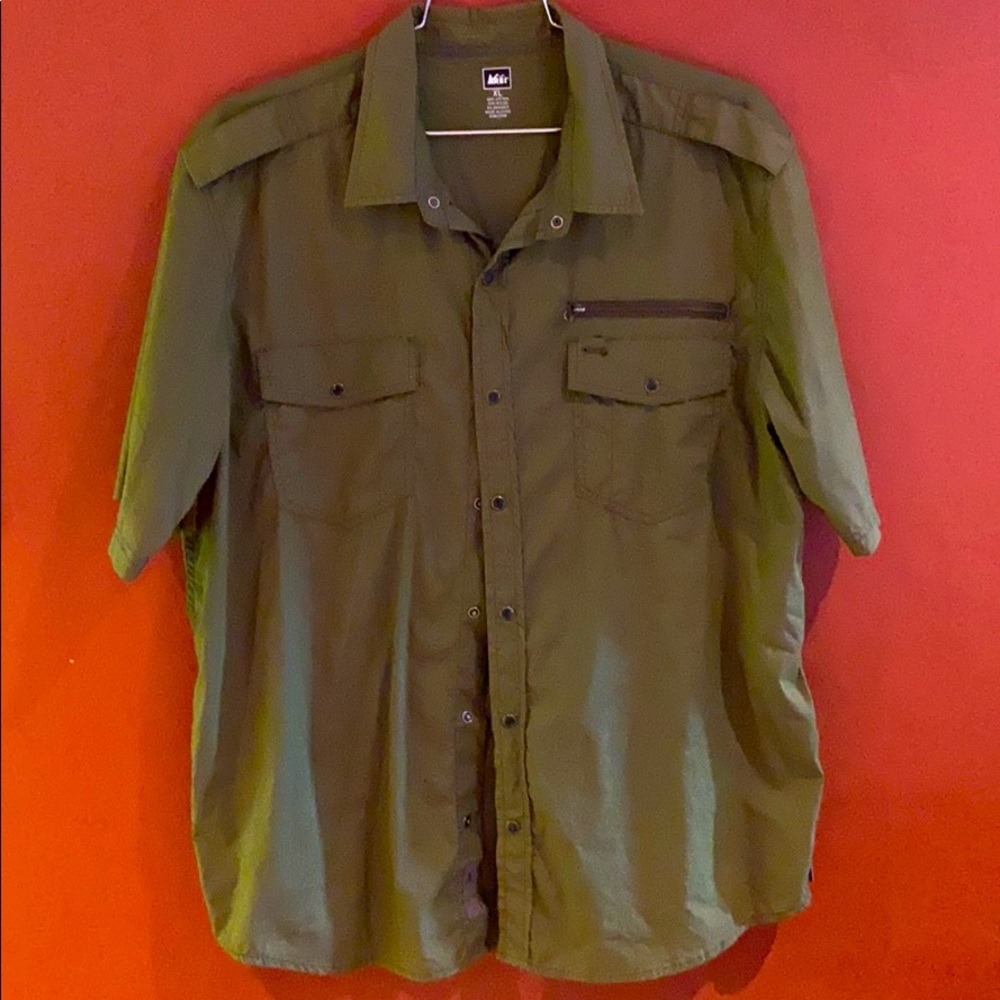 REI men’s button up